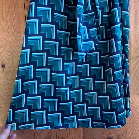 CLOSE OUT SALE: Banana Republic Silky Navy & Green Sleeveless Blouse - Small - Picture 4 of 7